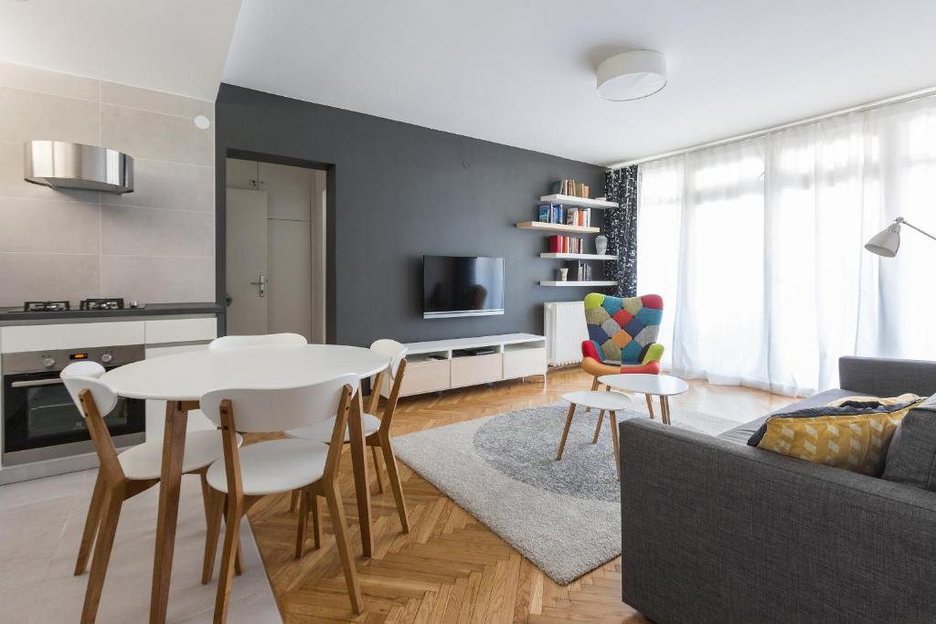 uma sala de estar com uma mesa e um sofá em Miramare em Zagreb