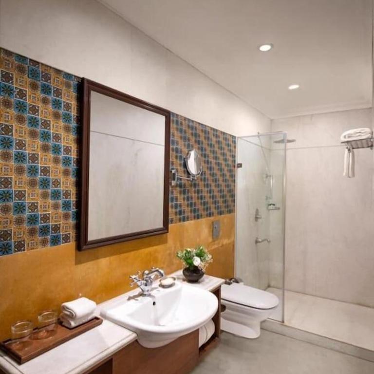Koupelna v ubytování Hotel Banz Near Indira Gandhi Airport Delhi