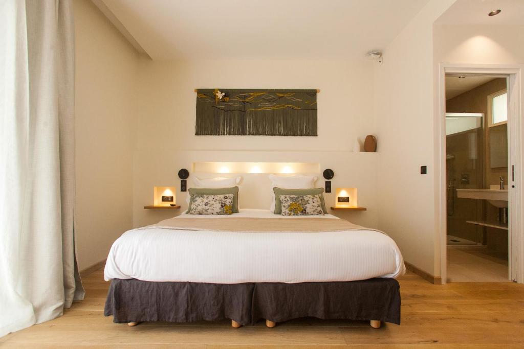 Postel nebo postele na pokoji v ubytování Hôtel La Caravelle