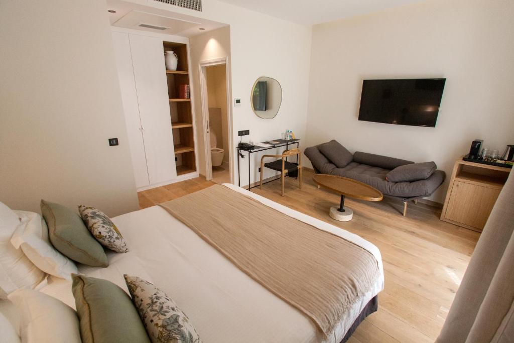 TV a/nebo společenská místnost v ubytování Hôtel La Caravelle