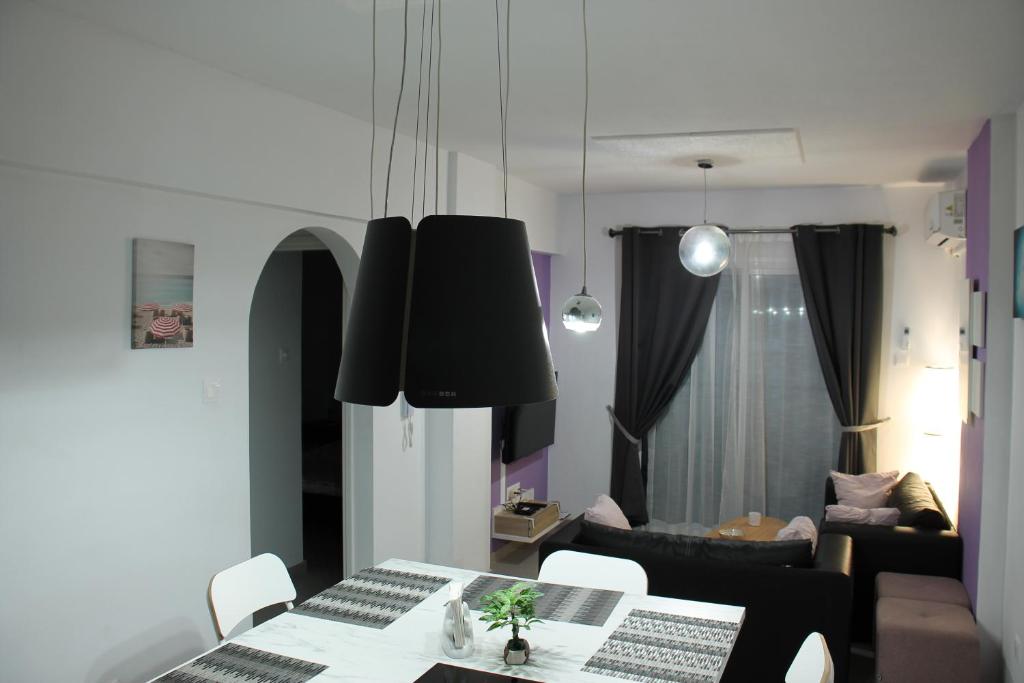 sala de estar con mesa y sofá en Beautiful apartment near beach in Larnaca en Scala
