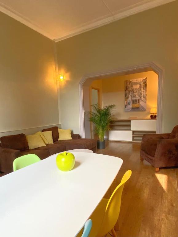 ein Wohnzimmer mit einem Tisch und einem Apfel darauf in der Unterkunft NIMES FOULC in Nîmes