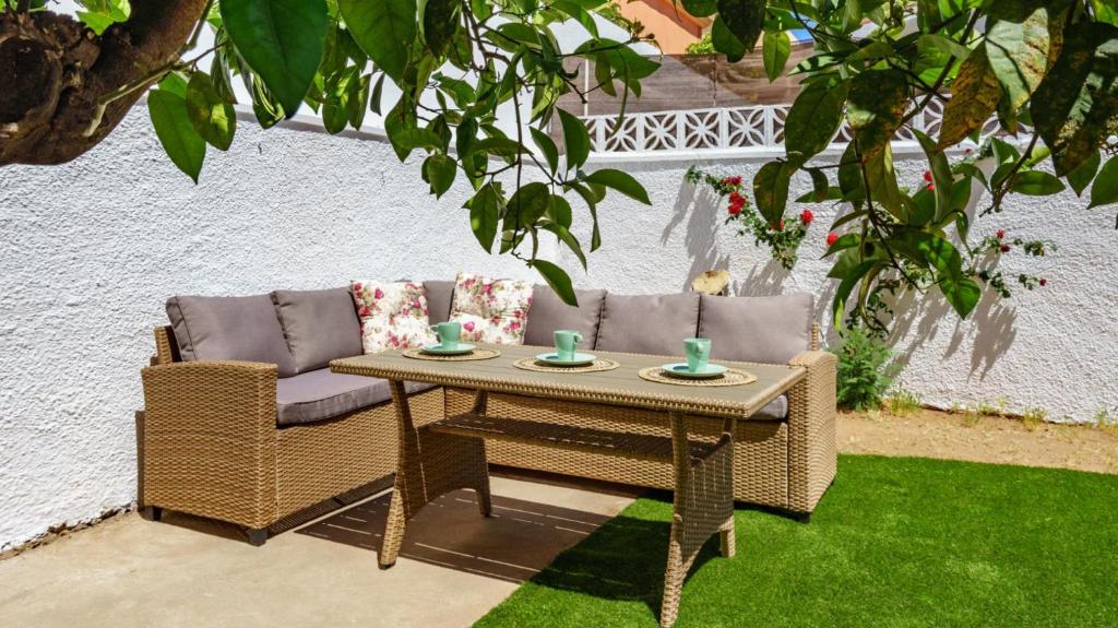 d'une table, de deux chaises et d'une table avec des tasses. dans l'établissement Sunlit Retreat with Garden Haven, à Fuengirola