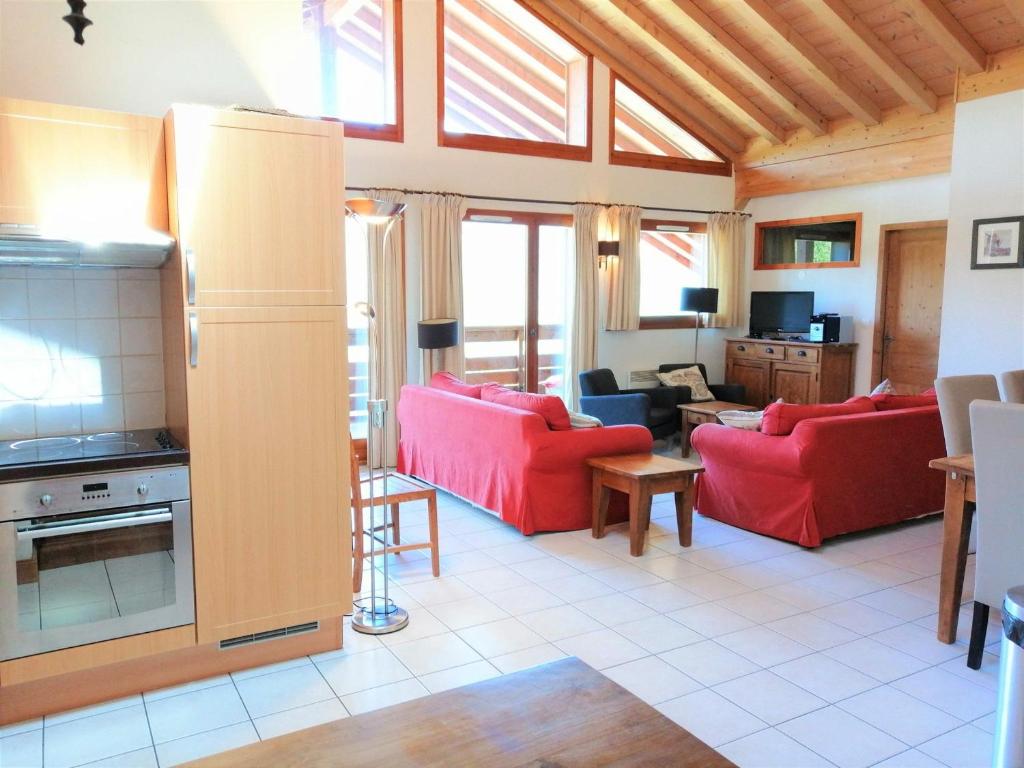 モリヨンにあるAppartement Morillon Village, 4 pièces, 6 personnes - FR-1-412-13のリビングルーム(赤いソファ付)、キッチン