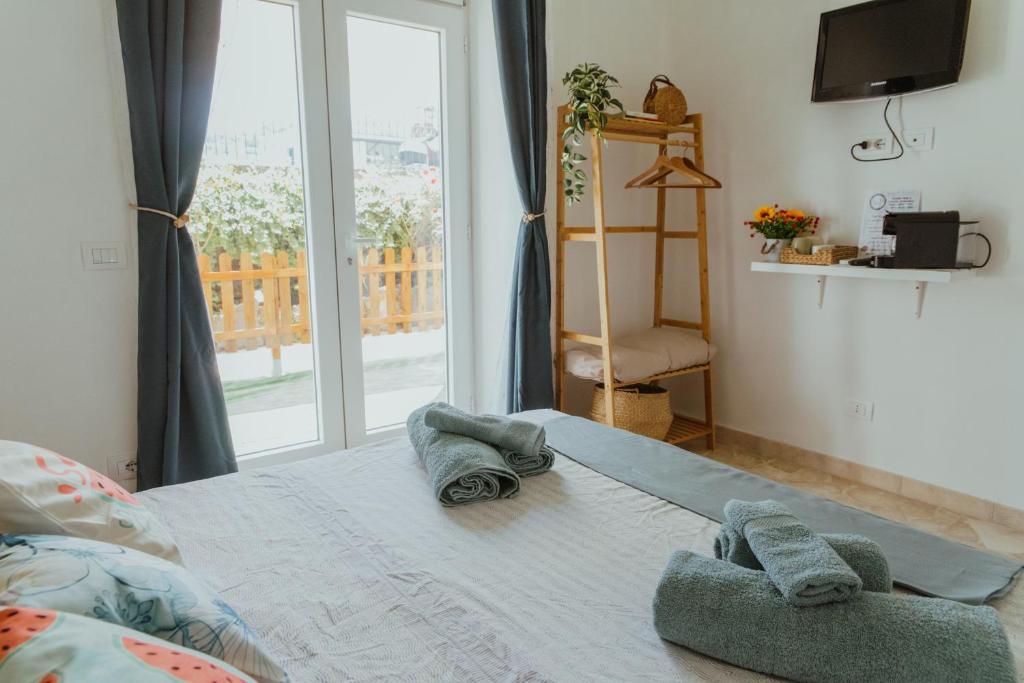 een slaapkamer met een bed met handdoeken erop bij Lemon Tree Rooms in Ischia