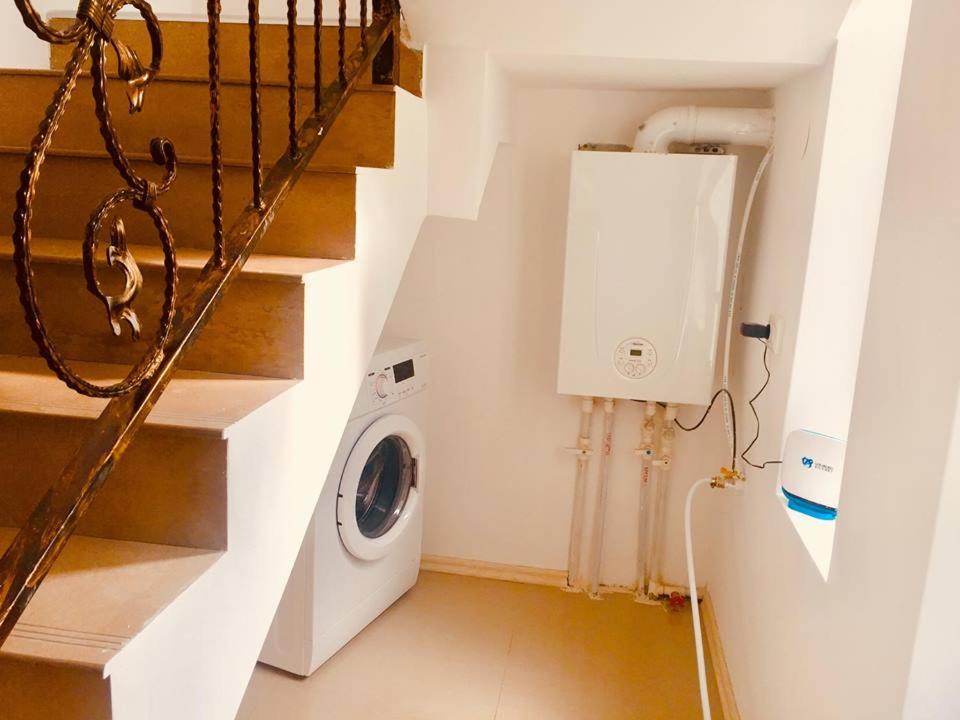 eine Waschküche mit Waschmaschine und Treppe in der Unterkunft cottage in tsemi (Borjomi) in Bordschomi