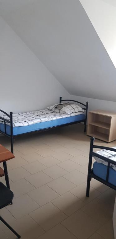 Habitación con cama en la esquina de una habitación en Noclegi Starogard en Starogard Gdański