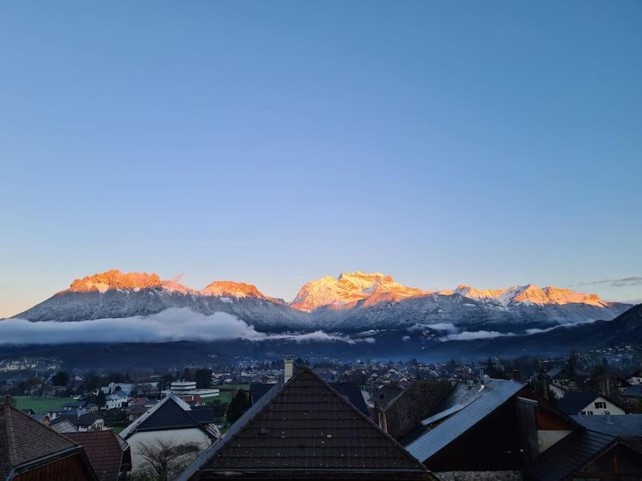une vue d'une ville avec des montagnes en arrière-plan dans l'établissement Appartement Douceur entre lac et montagnes, à Saint-Jorioz