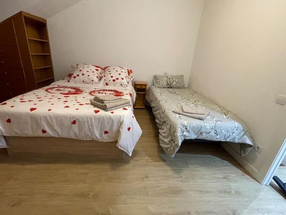 ein kleines Schlafzimmer mit 2 Betten in einem Zimmer in der Unterkunft Precioso duplex en Oviedo WIFI in Oviedo
