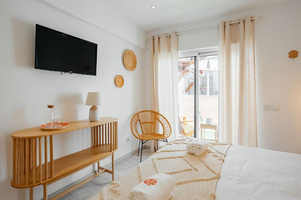 TV a/nebo společenská místnost v ubytování Coral Boutique Suites