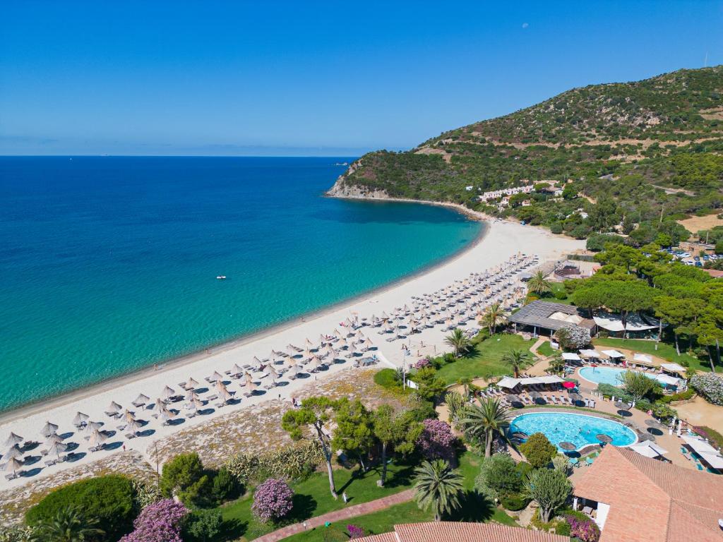 ヴィッラシミーウスにあるコー​​モラン ホテルのビーチの空中を望む客室で、パラソルと椅子が備わります。