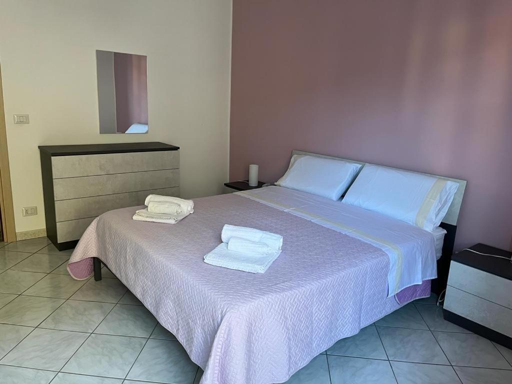 1 dormitorio con 1 cama con 2 toallas en Casa Vacanze #23, en SantʼAgata di Militello