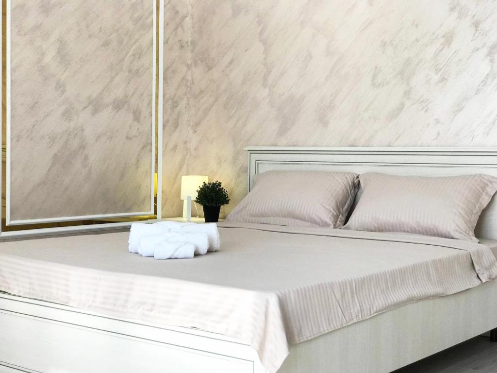 cama blanca grande con almohada blanca en Люксовая квартира en Aktobé