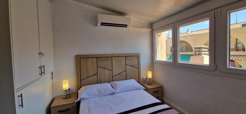 En eller flere senger på et rom på Torrevieja Rooms-Habitaciones