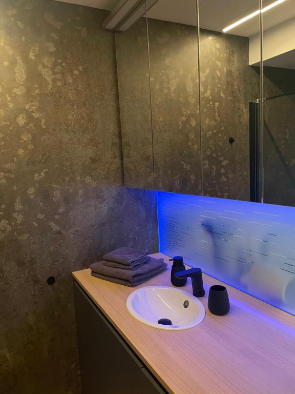 een badkamer met een wastafel en een spiegel bij Wohnung in Vilshofen in Vilshofen an der Donau