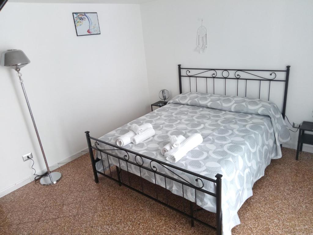 a bed in a room with a lamp and a lamp at NEW ROSE HOUSE in Molfetta