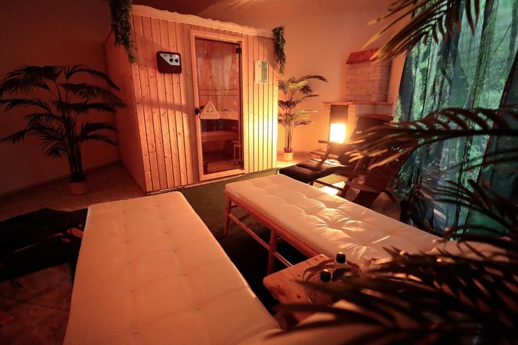 Postel nebo postele na pokoji v ubytování Goldhouse - Sauna, Whirlpool, Switch, Darts & mehr