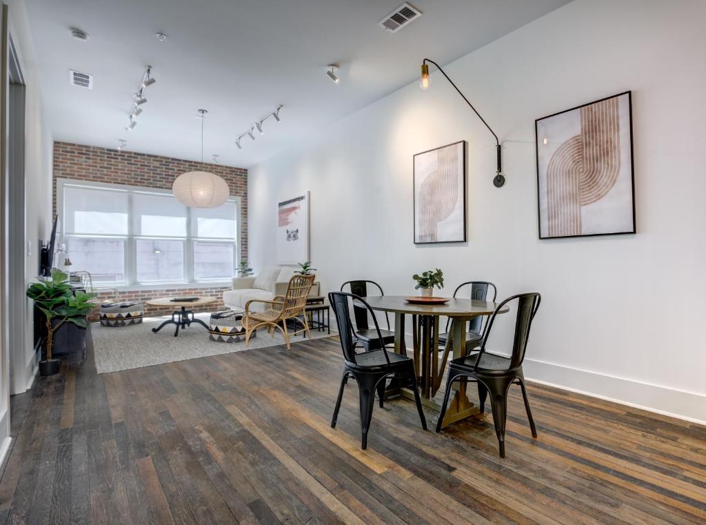 comedor y sala de estar con mesa y sillas en New Construction Loft Style Spacious Lux Apt en Atlanta