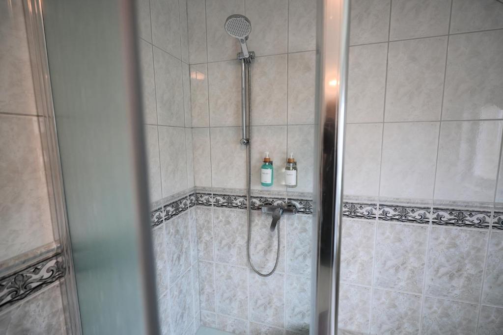 Koupelna v ubytování Goldhouse - Sauna, Whirlpool, Switch, Darts & mehr