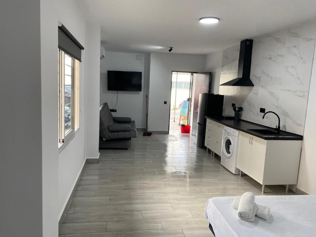 a kitchen and living room with a washer and dryer at Estudios Barbate Playa 4 in Barbate