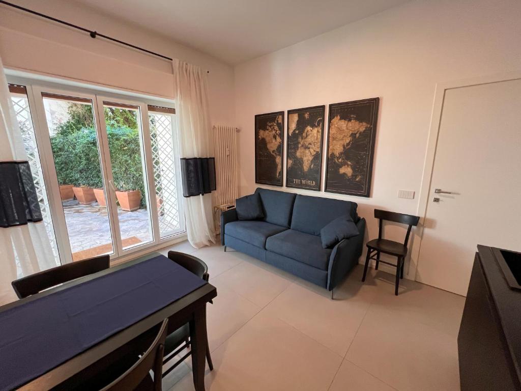 sala de estar con sofá y mesa en Casetta Celso, en Roma