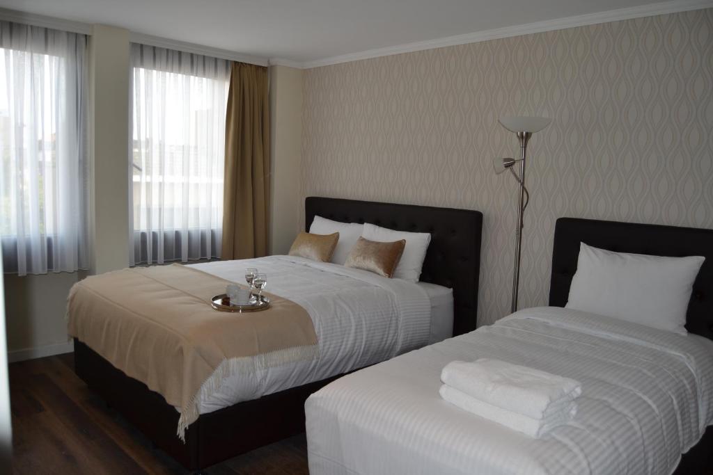 Postel nebo postele na pokoji v ubytování The Helmet Hotel