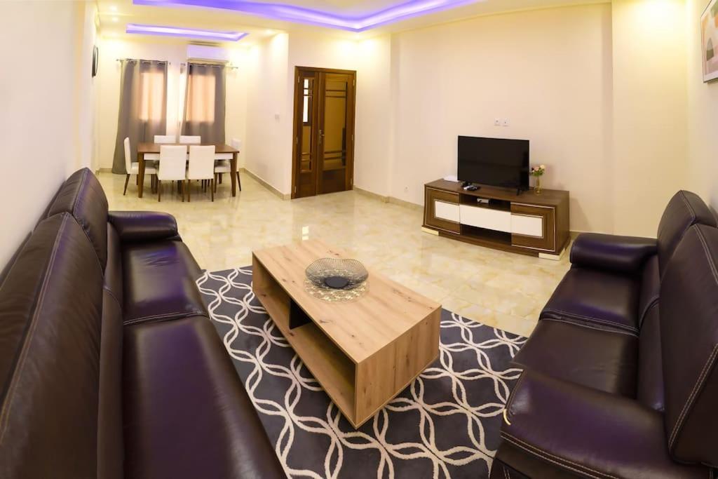 - un salon avec un canapé et une table dans l'établissement Superbe appartement F4 à Dakar Mermoz-Sacré cœur, à Dakar