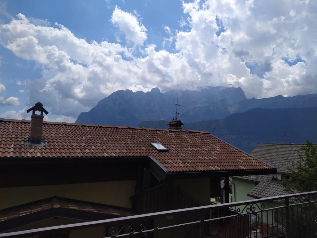 einen Blick auf die Berge vom Dach eines Hauses in der Unterkunft APPARTAMENTO PIEVE ANTICA 