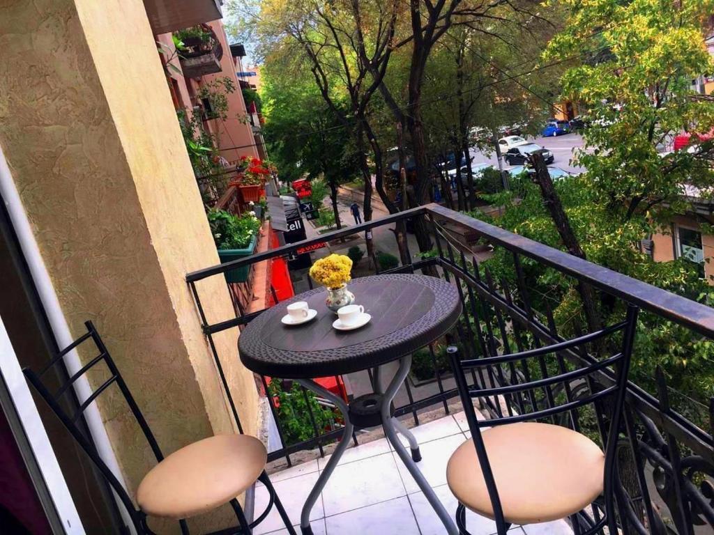 SPACIOUS apt in Yerevan,Centre في يريفان: طاولة سوداء وكراسي على شرفة