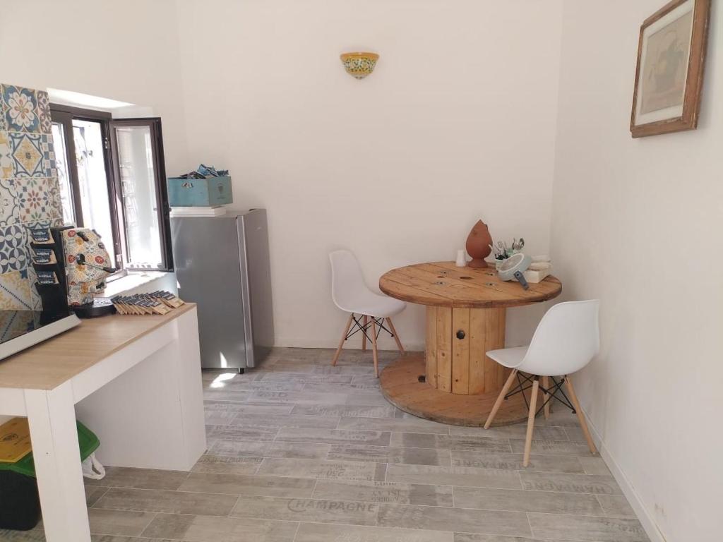 Kuchyň nebo kuchyňský kout v ubytování Il Regno delle due Sicilie - casa al mare con il terrazzo