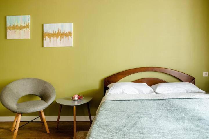 Кровать или кровати в номере Green apartment in Central Kyiv