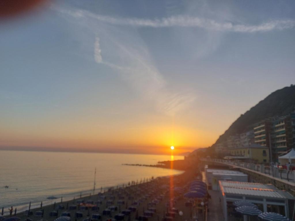vista para uma praia ao pôr-do-sol em Casa Margherita em Deiva Marina