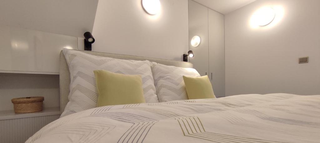 Postel nebo postele na pokoji v ubytování Apartmán Bříza, výhled na zámek