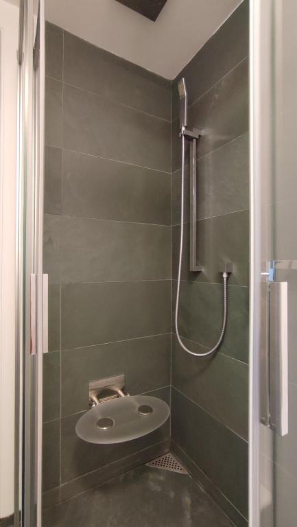 Koupelna v ubytování Apartmán Bříza, výhled na zámek