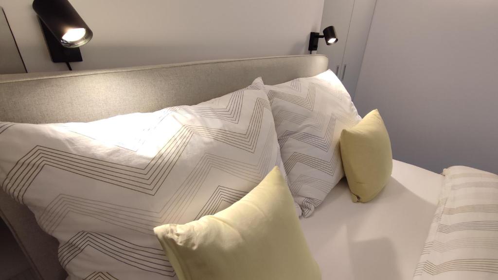 Postel nebo postele na pokoji v ubytování Apartmán Bříza, výhled na zámek