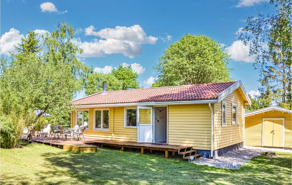 una casa amarilla con porche y patio en Nice Home In Borup With Wifi en Borup