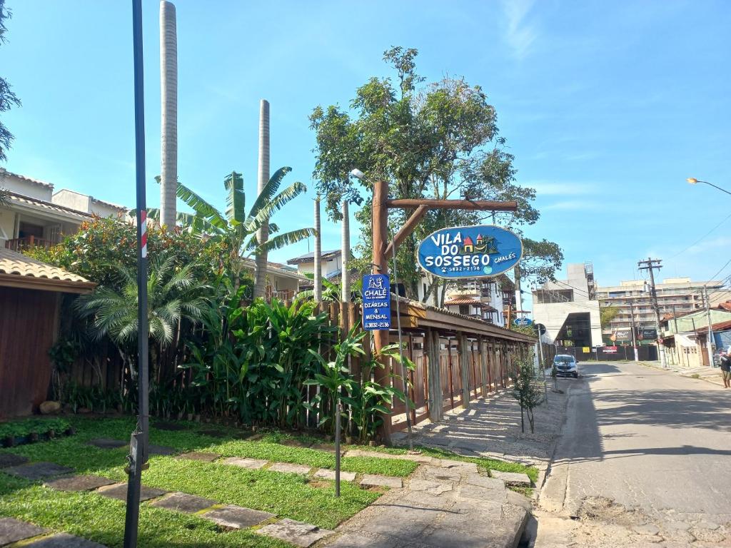 a sign for a restaurant on the side of a street at Vila do Sossego in Ubatuba