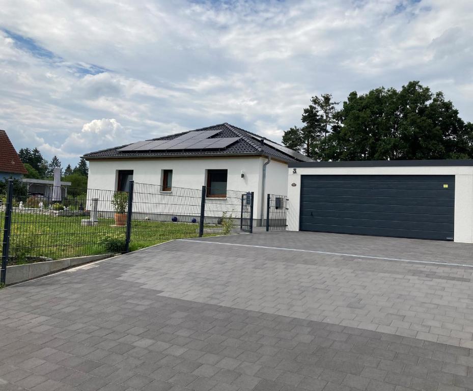een wit huis met een garage bij Sonnenschein in Gunzenhausen