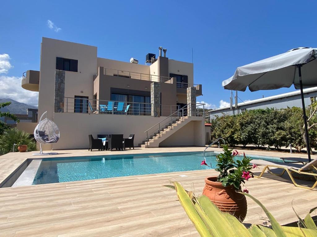 シッシにあるVilla Callista with Private Poolのプールと家のあるヴィラ
