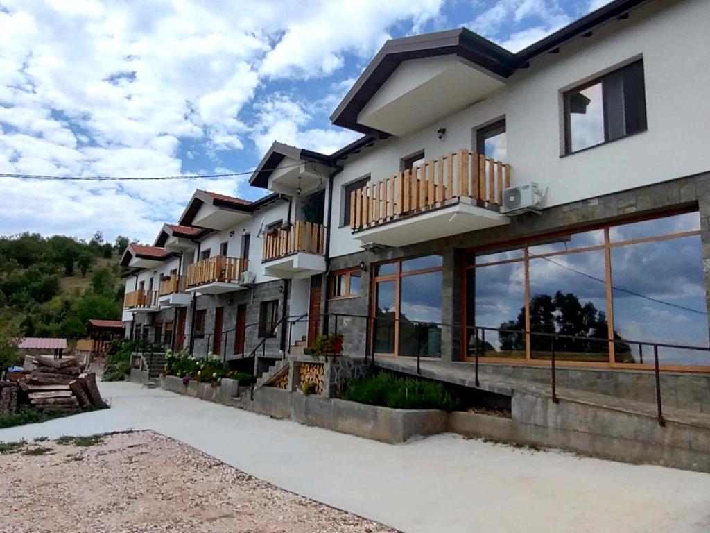 Φωτογραφία από το άλμπουμ του Lesnovo House Tomevski σε Lesnovo