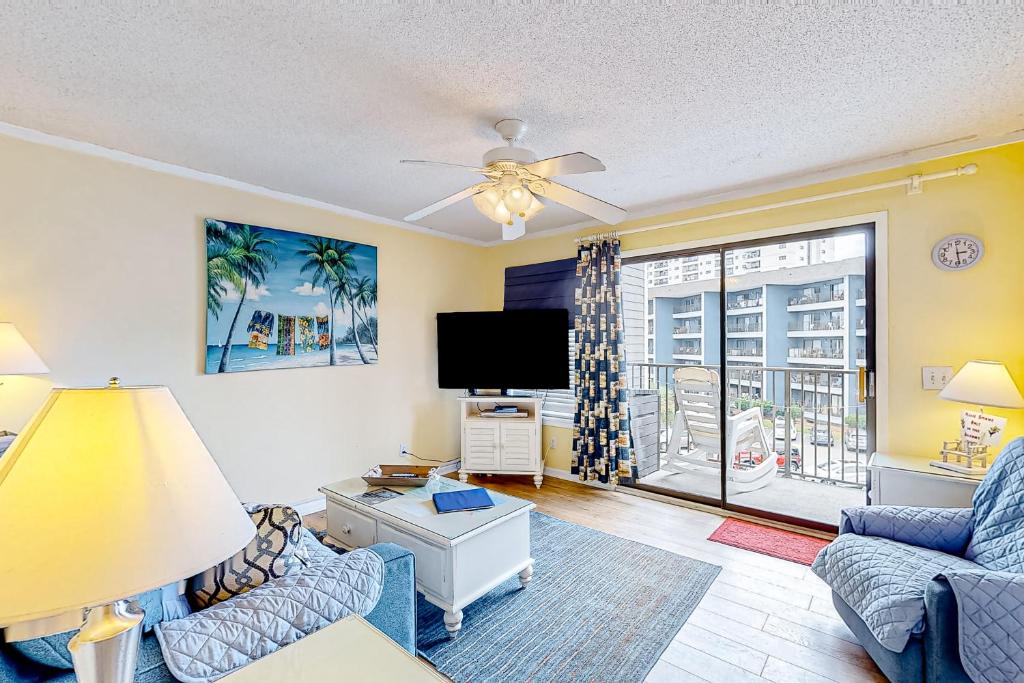 een woonkamer met een bank en een tv bij Myrtle Beach Resort A-332 in Myrtle Beach