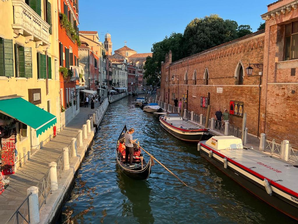 Design Suite with Private Jacuzzi and Pool Table, Venice (updated prices 2024)