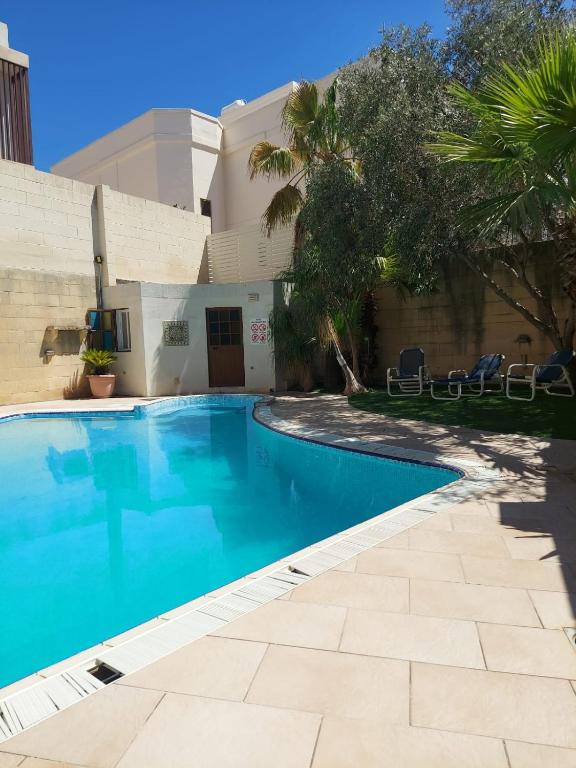 Bazén v ubytování Villa Naxxar Malta nebo v jeho okolí