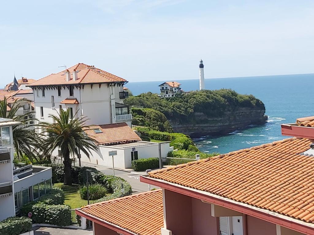 - une vue sur l'océan depuis les toits des bâtiments dans l'établissement Appartement 4 personnes vue Océan et Phare de Biarritz, à Anglet