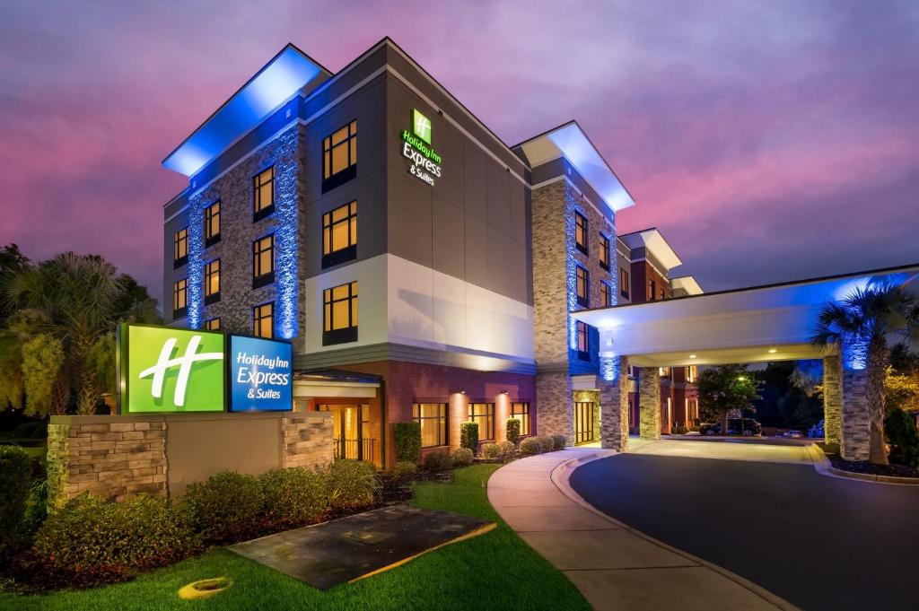 萊辛頓的住宿－Holiday Inn Express & Suites Lexington, an IHG Hotel，酒店前方的 ⁇ 染