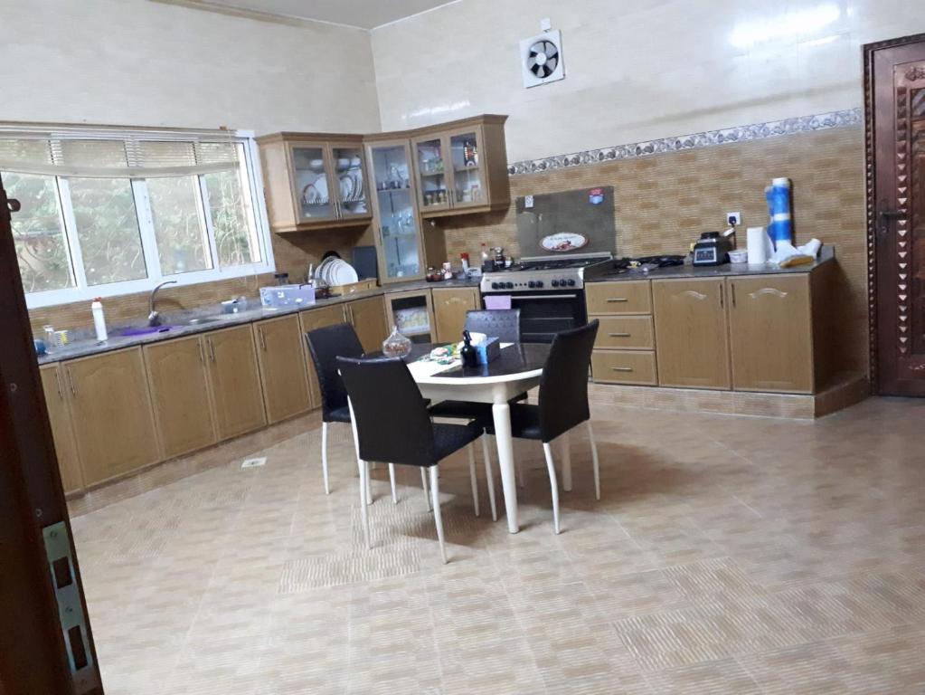 uma cozinha com mesa e cadeiras num quarto em The calm place in Nizwa em Al Jināh