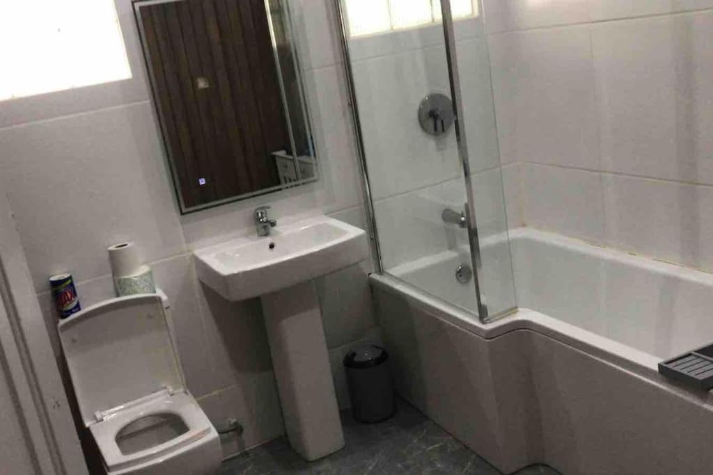 La salle de bains est pourvue de toilettes, d'un lavabo et d'une douche. dans l'établissement Holiday home, à DʼArbeau