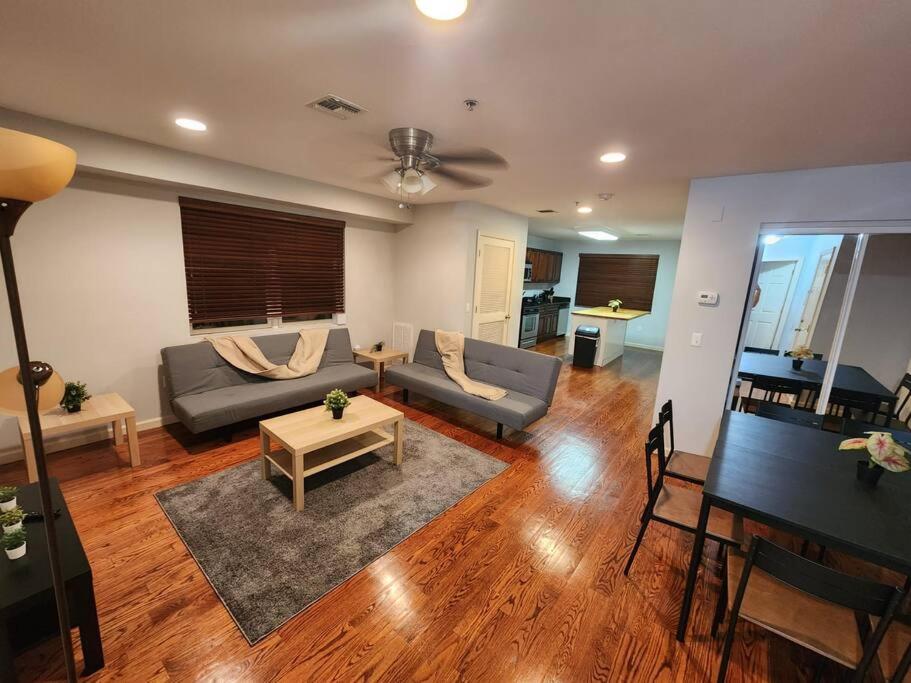 ein Wohnzimmer mit einem Sofa und einem Tisch in der Unterkunft Luxury 2 bed apt, mins to NYC! in Union City