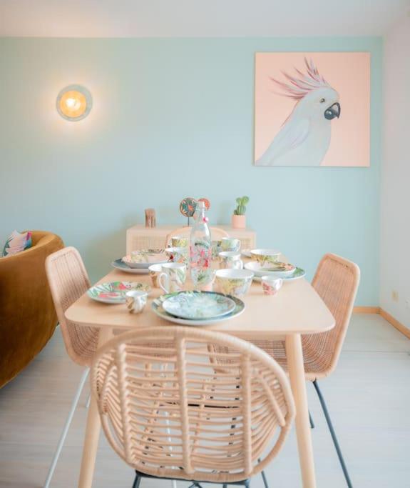 - une table à manger avec des chaises et une table avec de la nourriture dans l'établissement Coeur De Ville Colmar, à Colmar