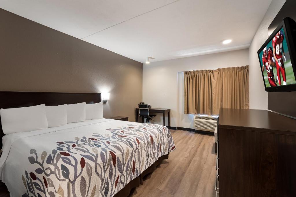Red Roof Inn Tucson North - Marana - Superior King Room Disability Access Smoke Free